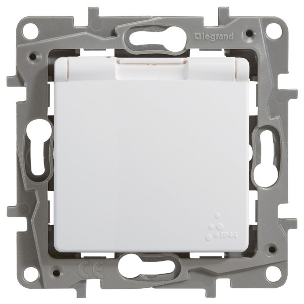 LEGRAND 672232 Модуль розетки 2К+З с откидной крышкой и защитными шторками, IP44, 10AX, немецкий стандарт, белый, ETIKA